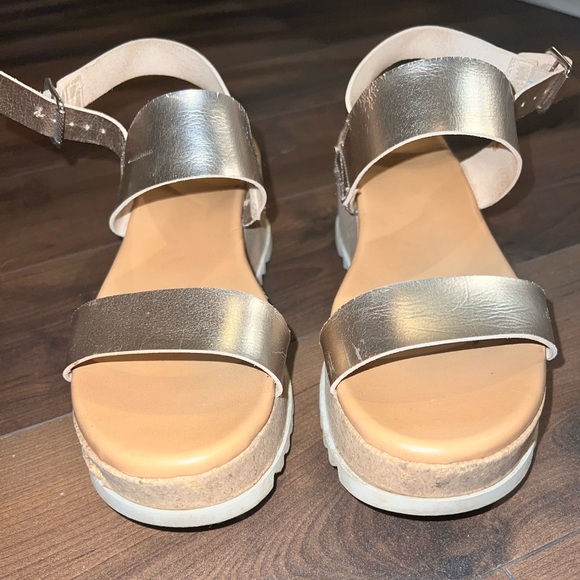 Time and Tru Rose Gold sandals - Picture 3 of 3